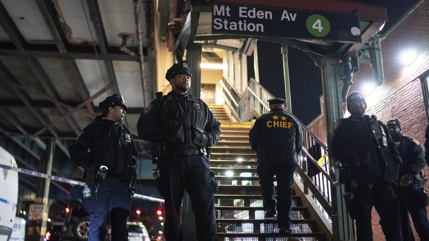 Губернаторката на Ню Йорк праща Националната гвардия в метрото след редица тежки престъпления