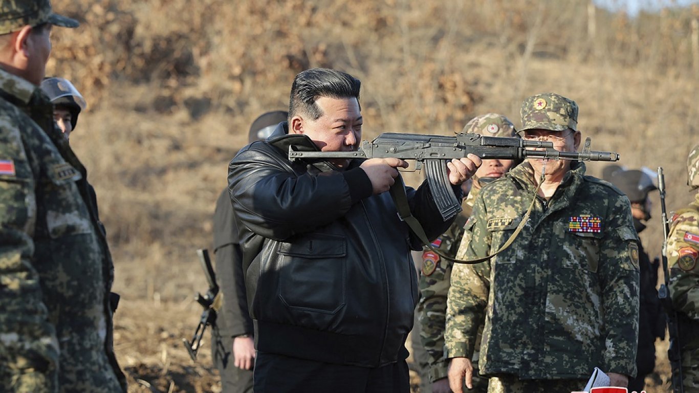 Ким Чен-ун инспектира военна база и нареди повишаване на готовността за война (снимки)