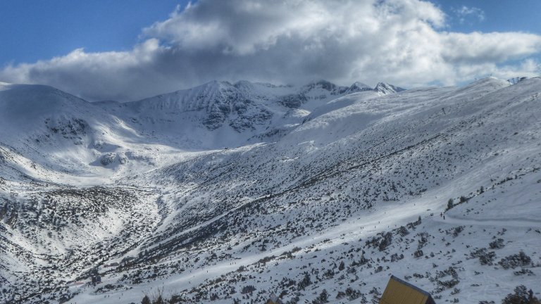 Сериозна лавинна опасност в планините, спасяват ранен мъж на връх Мусала