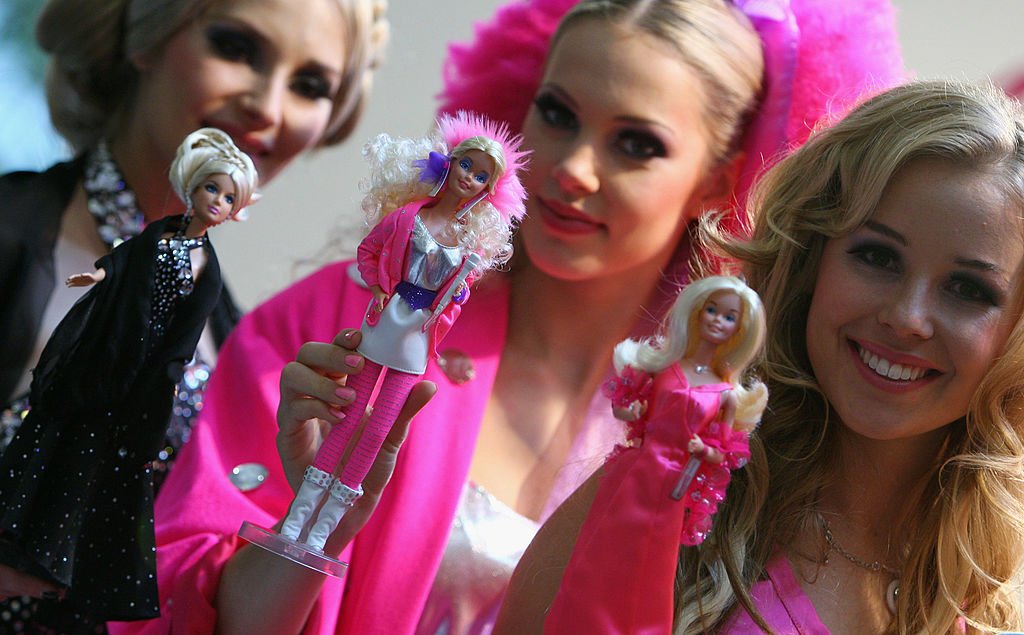 Модели позират на коктейлно парти Barbie The Dream Closet през 2012 г.