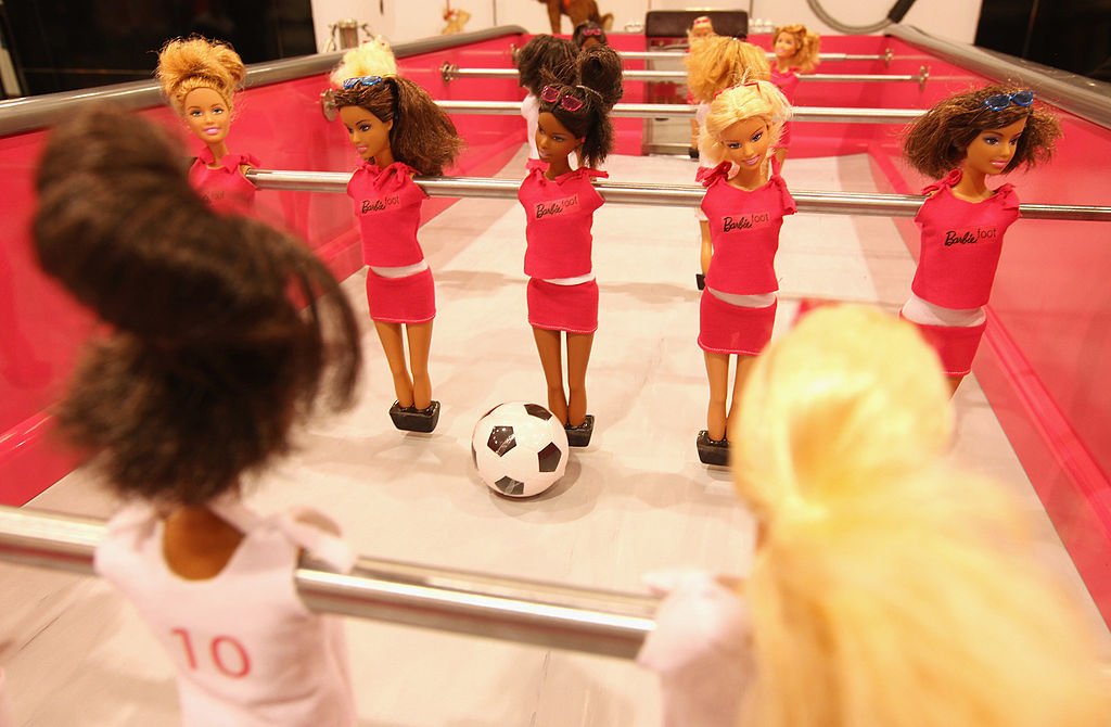През 2011 г. Mattel създаде джаги "Барби обича DFB" (Германска футболна федерация) и я представи дни преди Световното първенство по футбол за жени