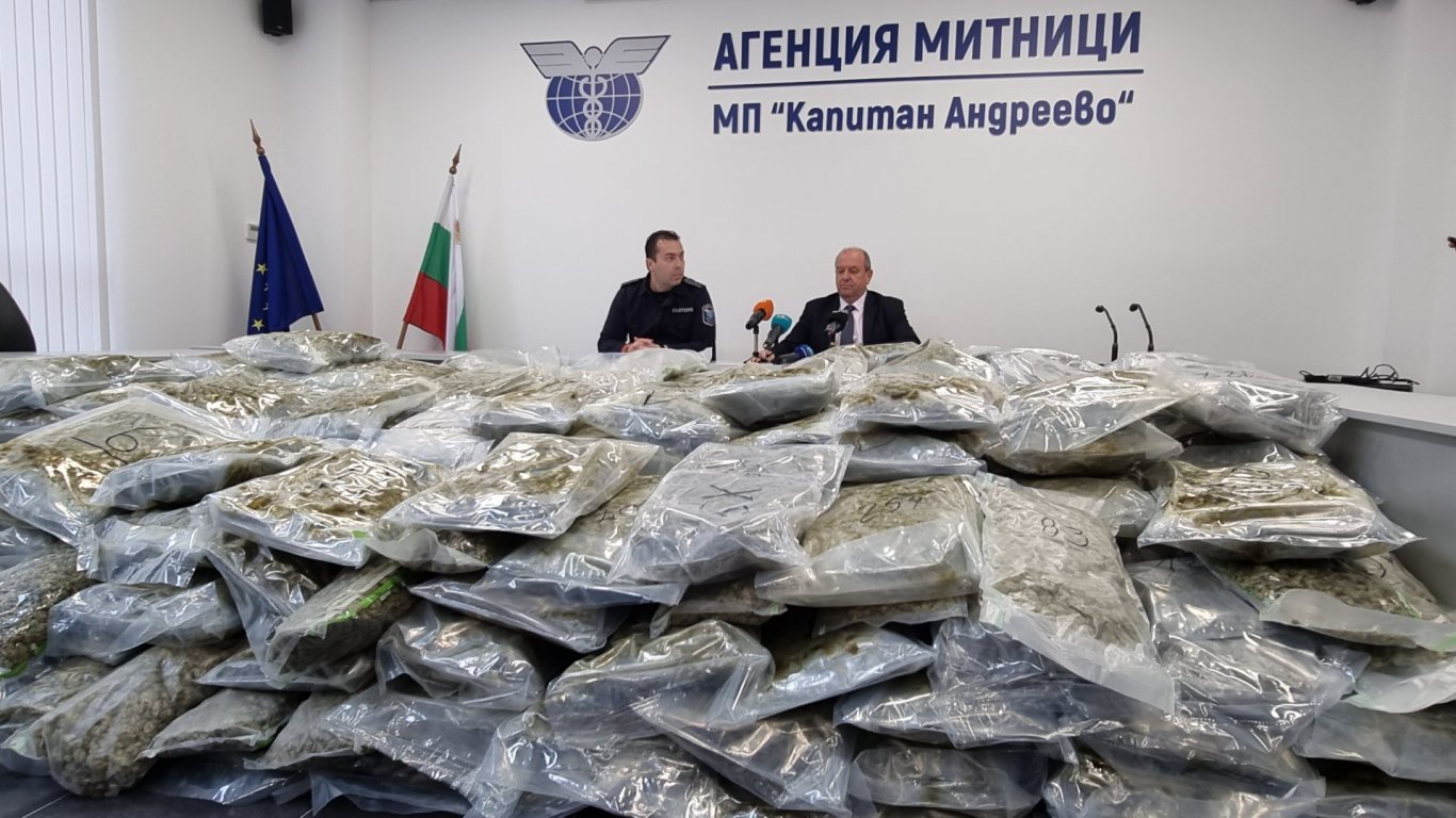 Рекорд: Откриха марихуана за над 6 млн. лева в камион на ГКПП "Капитан Андреево" (снимки)