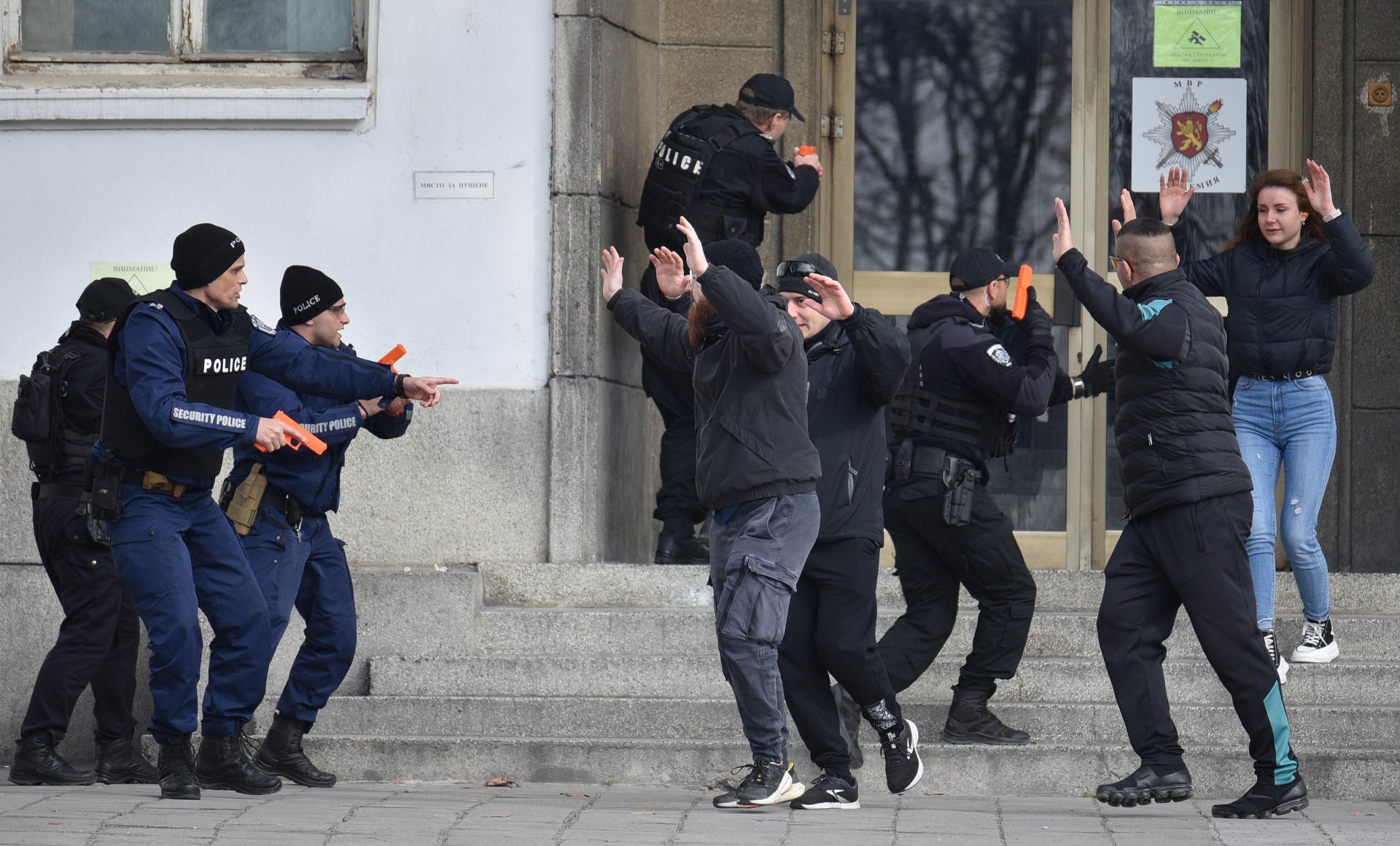 Според сценария на учението въоръжен човек влиза в учебно заведение, докато в него тече учебен процес, като открива стрелба