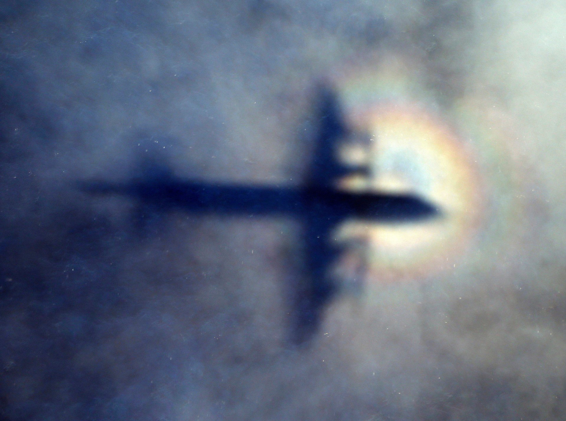 Сянката на самолет на Кралските военновъздушни сили на Нова Зеландия в нисък облак, докато търси изчезналия полет MH370 на Malaysia Airlines в южната част на Индийския океан, близо до бреговете на Западна Австралия Сянката на самолет на Кралските военновъздушни сили на Нова Зеландия в нисък облак, докато търси изчезналия полет MH370 на Malaysia Airlines в южната част на Индийския океан, близо до бреговете на Западна Австралия