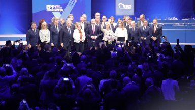 След оповестяването на резултатите в заседателната зала прозвуча химна на