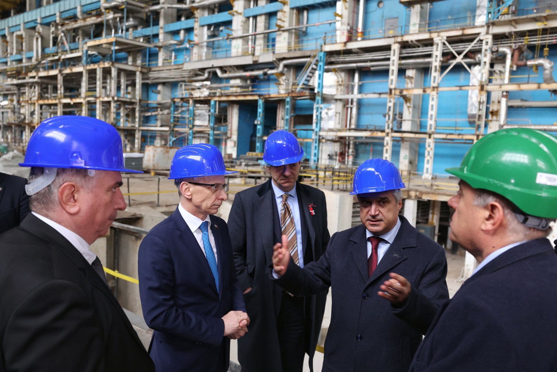  Премиерът Денков и министър Радев посетиха машинната зала на блокове от първи до четвърти, където работници на ДП „РАО“ провеждат дейности по извеждане от експлоатация