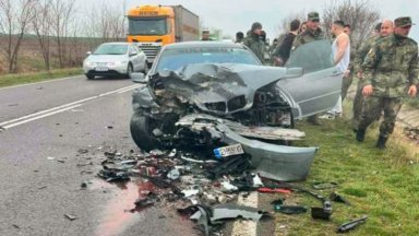 Две коли са се ударили минути преди 13 00 часа днес