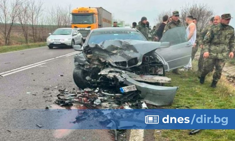 Две коли са се ударили минути преди 13:00 часа днес.