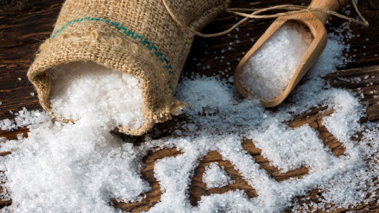 Какво е здравословното количество сол, което трябва да изяждаме на ден