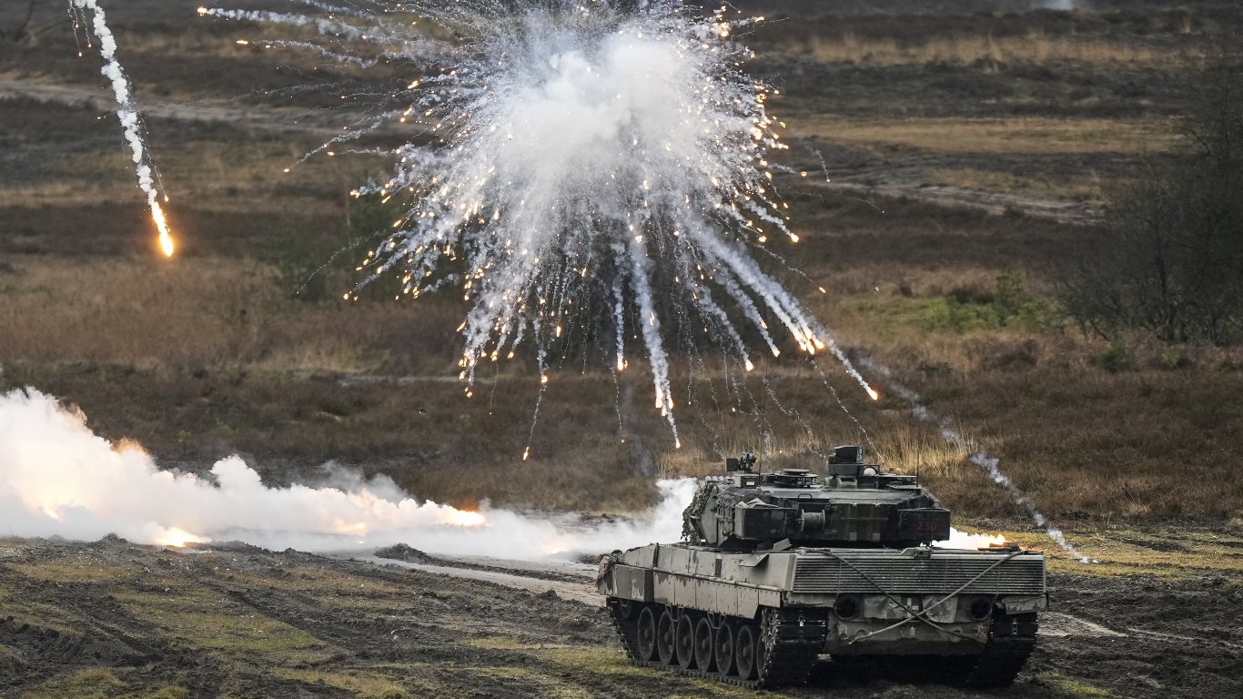 Чешкият президент осигури парите за 800 000 снаряда за Украйна