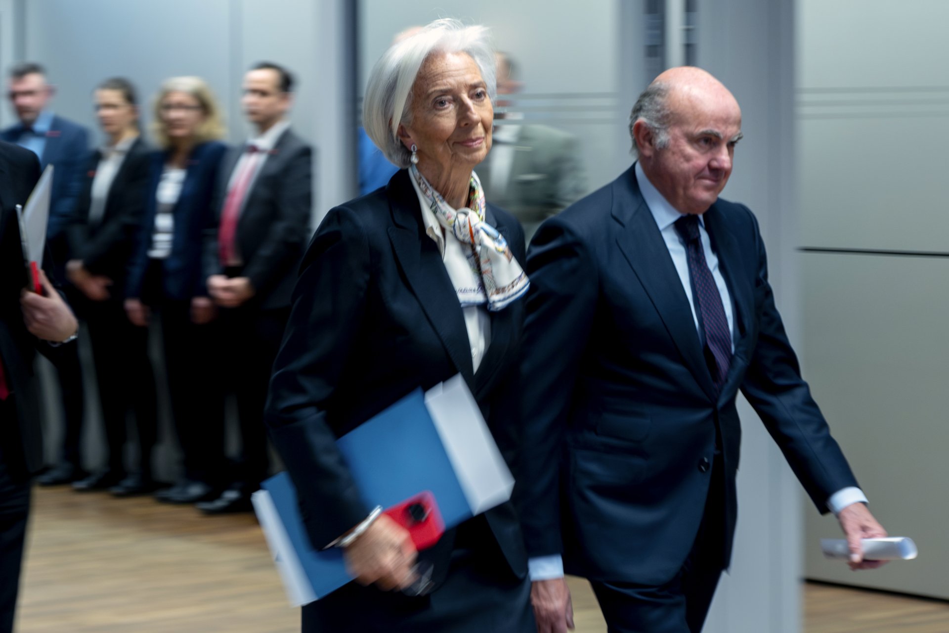 Кристин Лагард - президент на Европейската централна банка (вляво), на път към залата за пресконференции след решението на УС за поредно замразяване на високите лихви