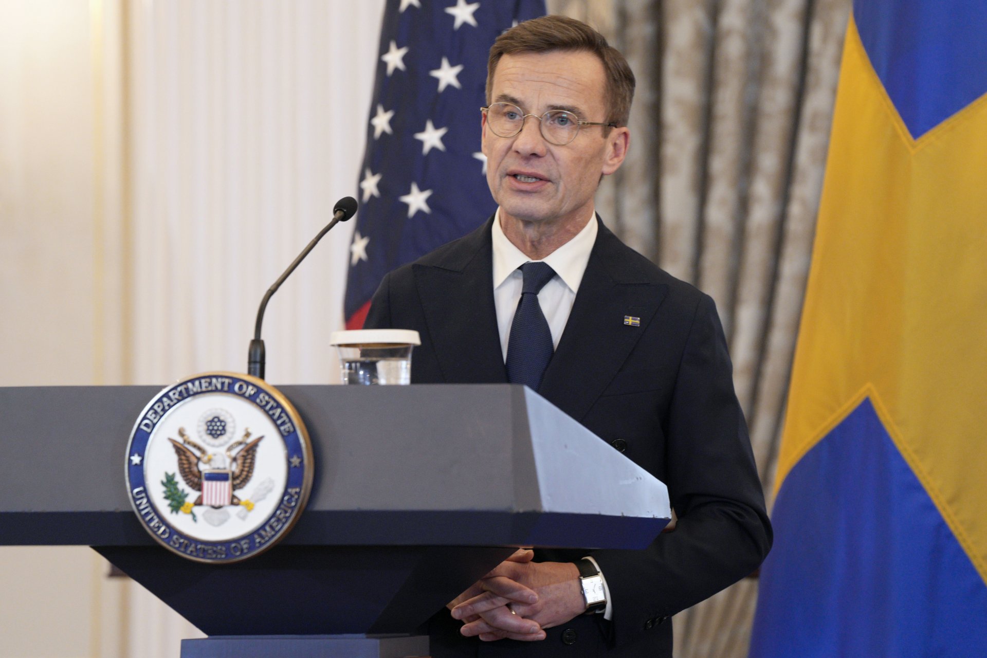 Шведският премиер Улф Кристершон говори в Държавния департамент на САЩ във Вашингтон, след като е приключил с формалностите по присъединяването на скандинавската държава към НАТО