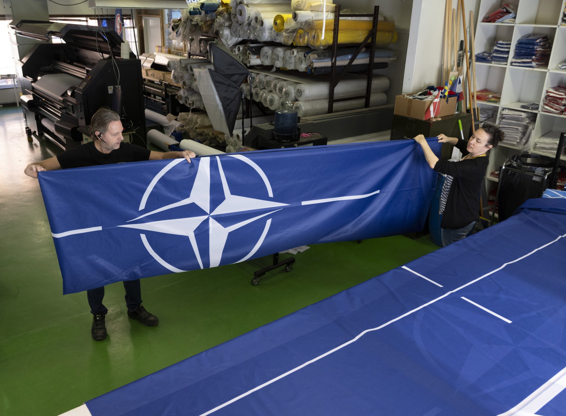 Производство на флагове на НАТО във фабрика край Стокхолм