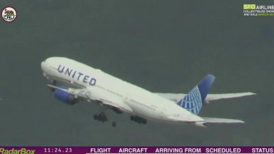 По време на полет: "Боинг 777" изгуби във въздуха едно от колелата си (видео)