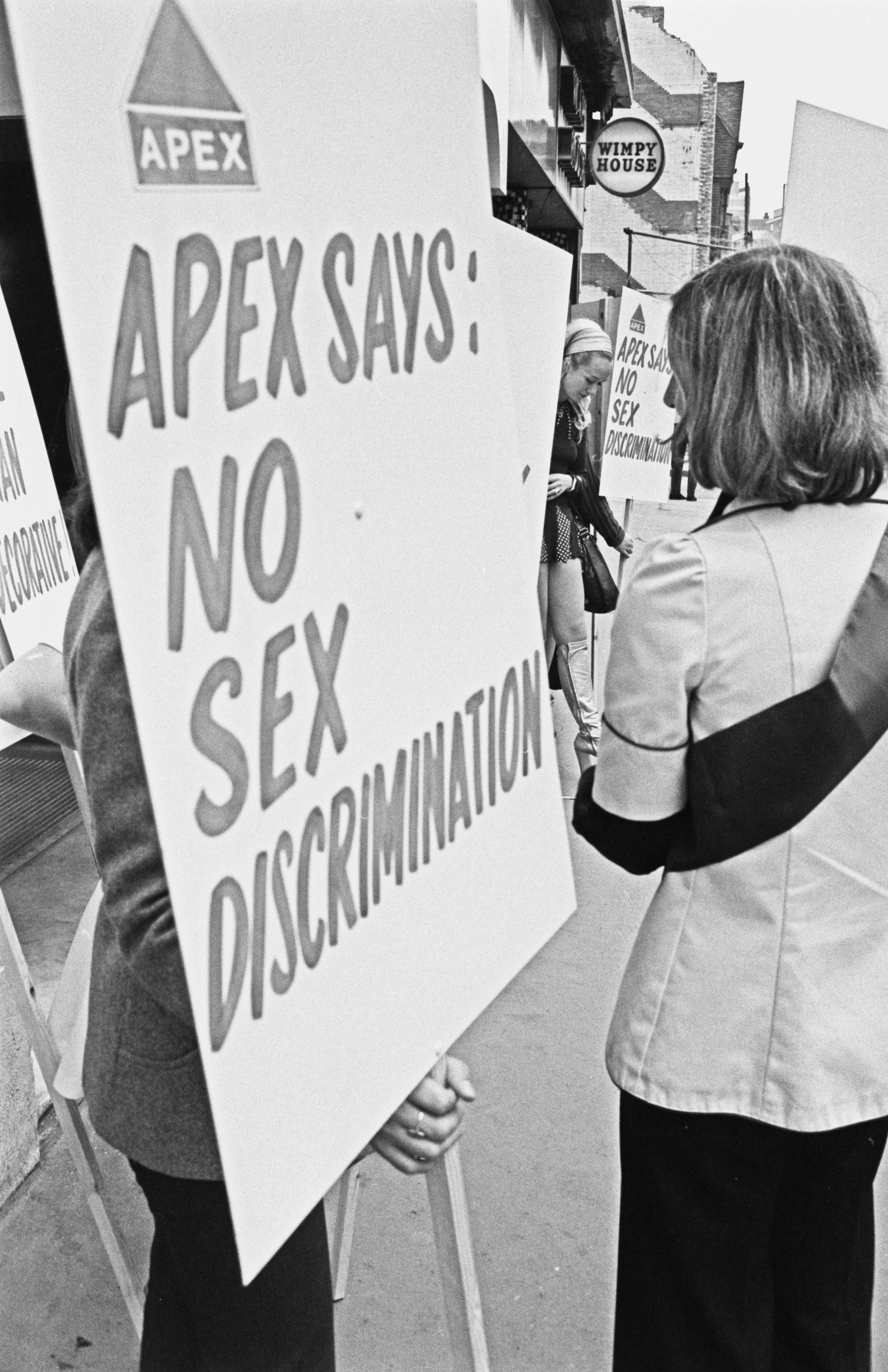 Жени в Лондон искат равностойно заплащане, 12 юли 1973 г. 