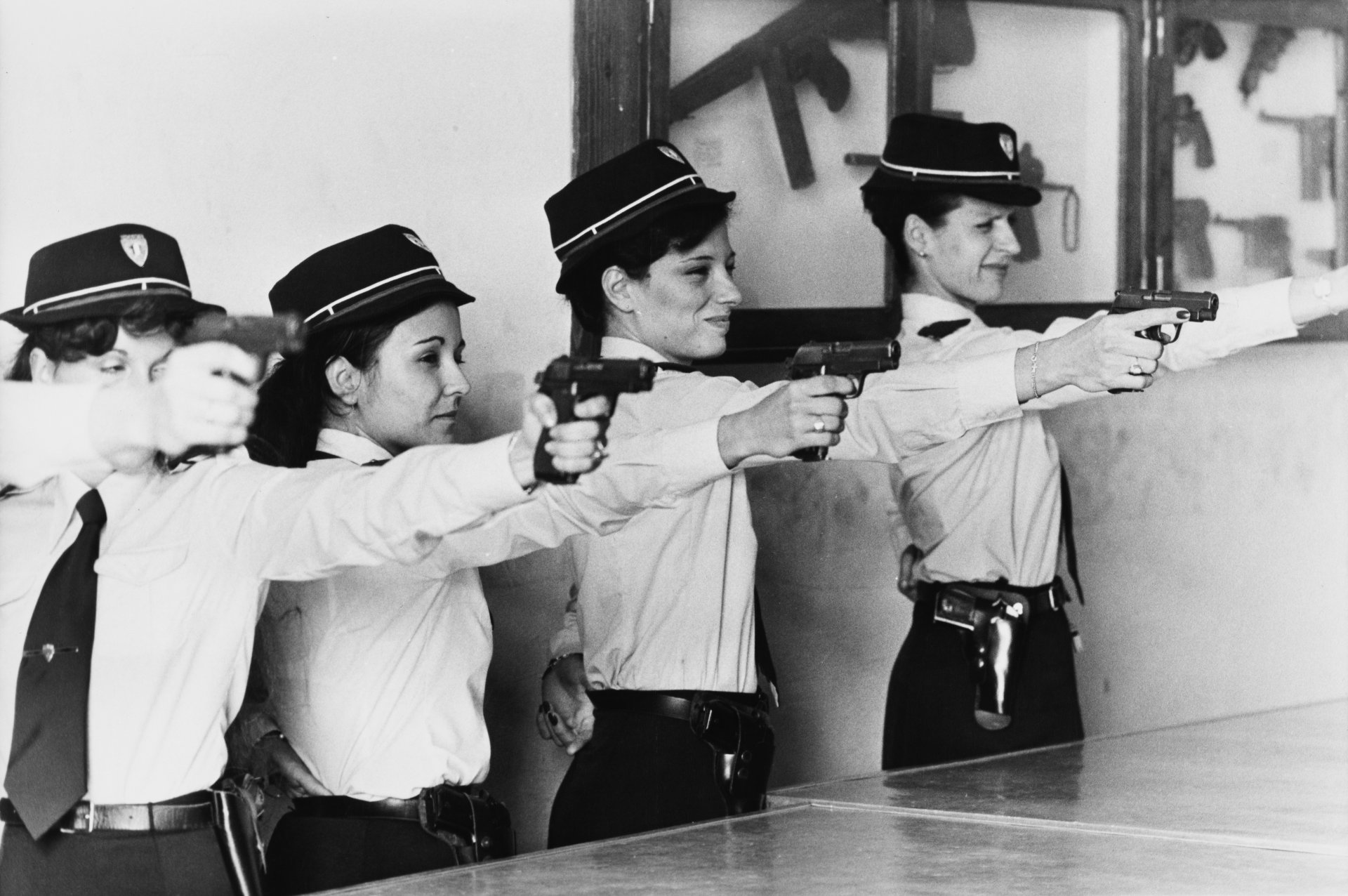 Четири от двайсет жени са избрани да бъдат част от френската полиция на равнопоставени с мъжете позиции. Тук се упражняват върху стрелбата си. Датата е 18 септември, 1979 г. 