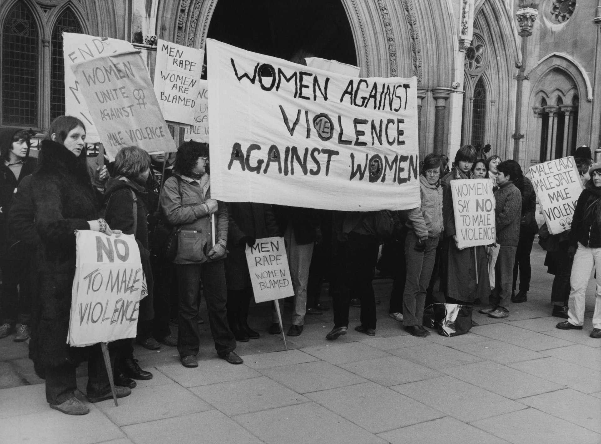 "Жени срещу насилието над жени" пред Кралския съд в Лондон, Уестминстър, 7 януари 1981 г. 