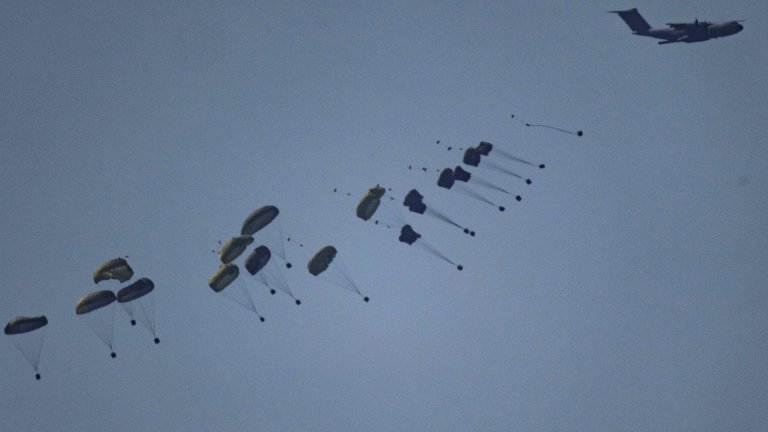 Пакети с помощи от САЩ, спуснати по въздуха, са ударили и убили петима палестинци в Газа (видео)