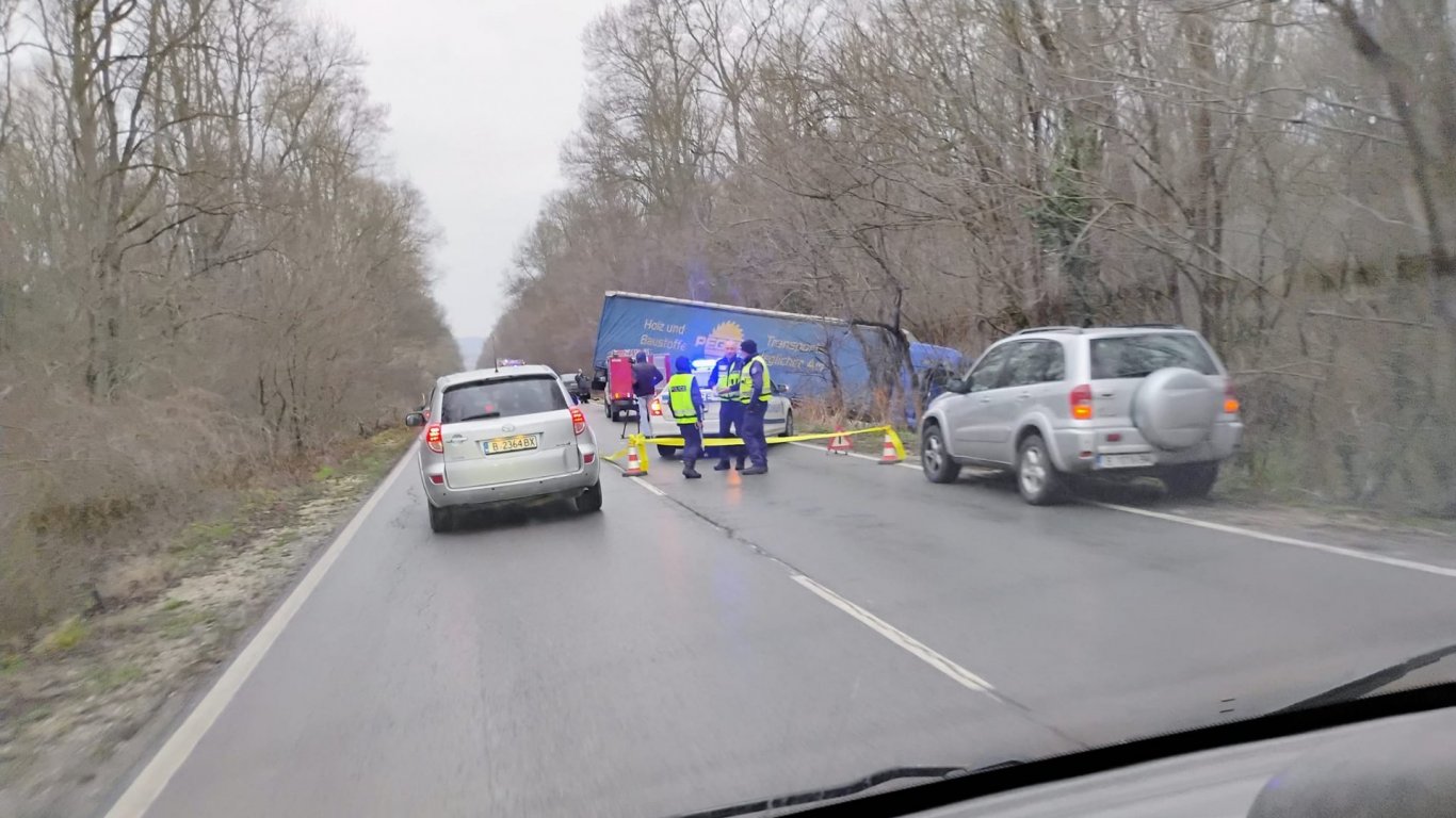 Шофьор загина при удар между камион и кола на главния път Варна - Бургас