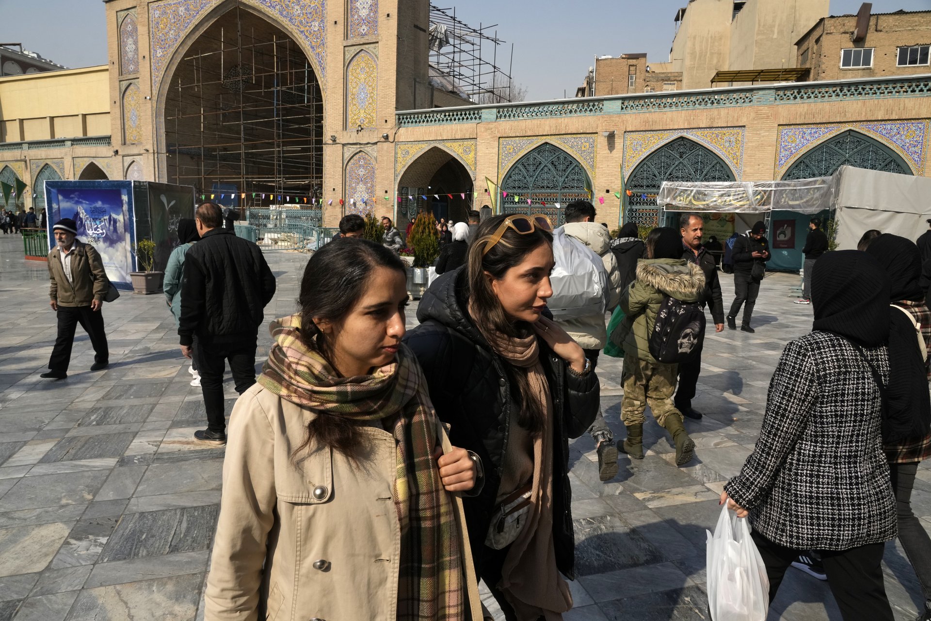 Иранки без задължителните забрадки се разхождат до стария главен пазар в Техеран, 2 март 2024 г.