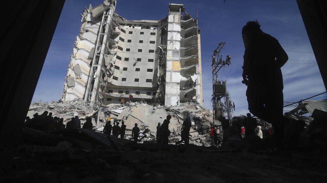 Израел удари една от най-високите жилищни сгради в Рафах, САЩ свалиха 28 дрона на хусите