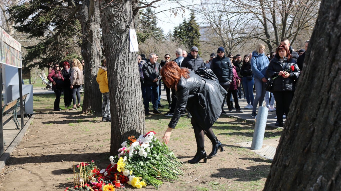 Не пуснаха от ареста обвиняем за убийство в парка на Добрич, граждани се събраха на лобното място