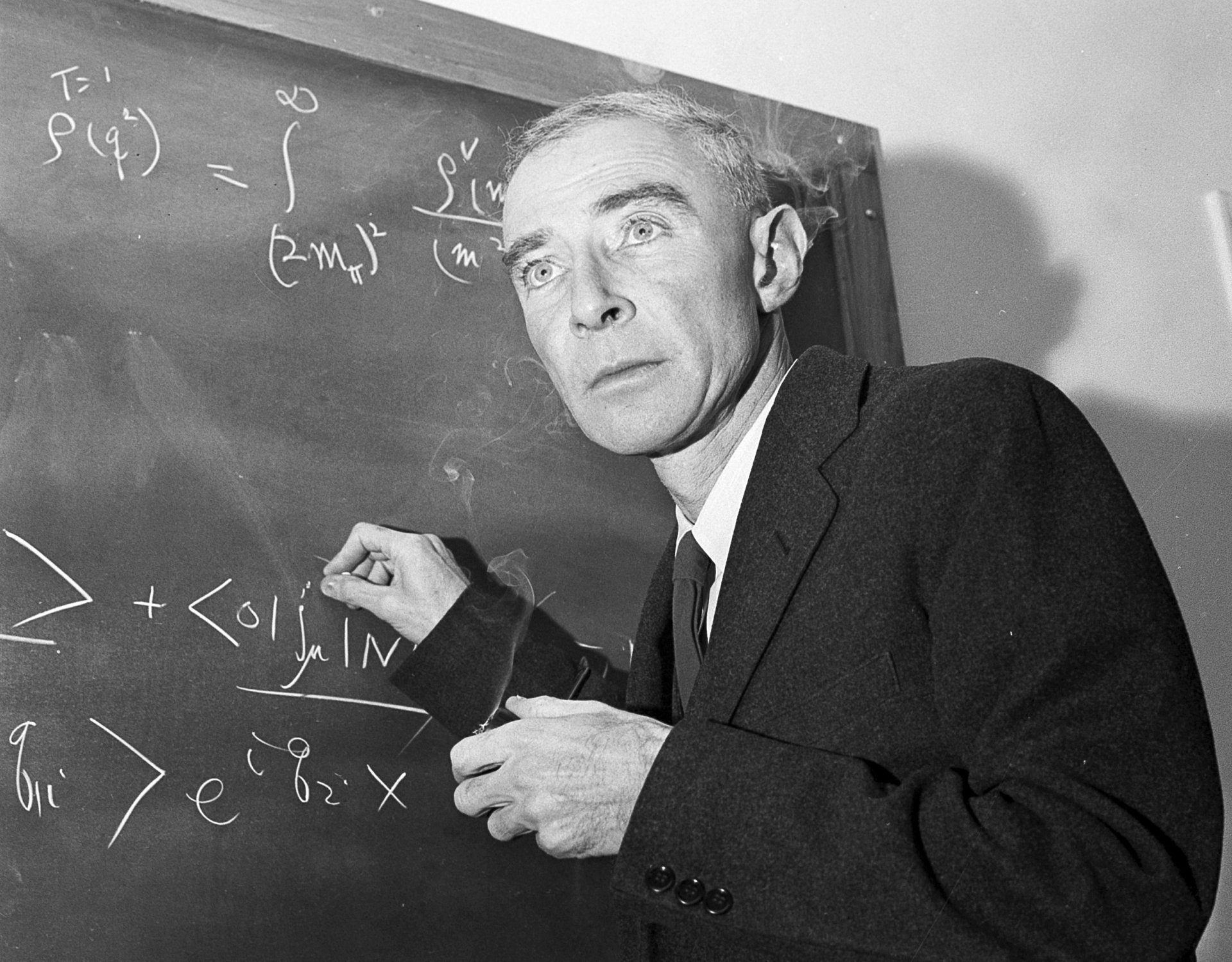 Американският теоретичен физик Дж. Робърт Опенхаймер, известен като „бащата на атомната бомба“
