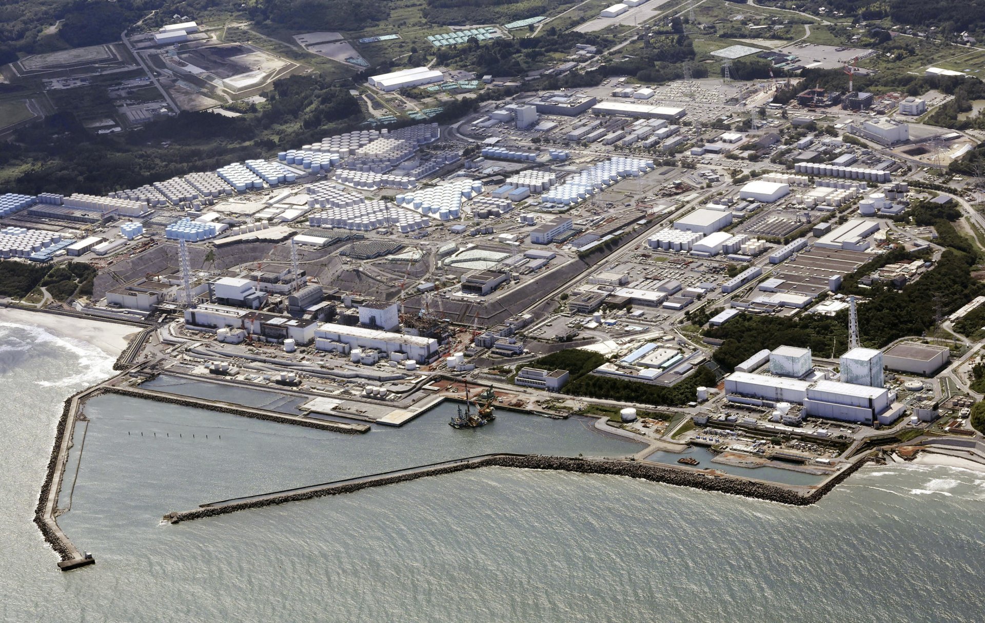 Атомната електроцентрала Fukushima Daiichi във Фукушима, Северна Япония, на 24 август 2023 г., малко след като нейният оператор Tokyo Electric Power Company Holdings TEPCO започна да изпуска първата си партида пречистена радиоактивна вода в Тихия океан