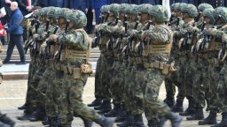 Вдигат заплатите на военните с 30%, наборната служба не е на дневен ред у нас