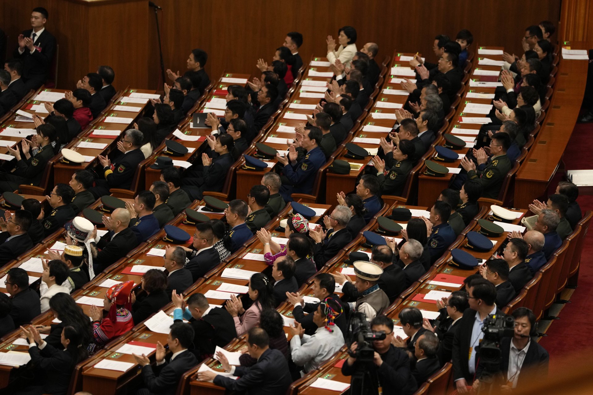 Депутати приветстват с ръкопляскания резултатите от гласуване по време на днешния заключителен ден на втората годишна сесия на Общокитайското събрание на народните представители в Голямата зала на народа в столицата Пекин