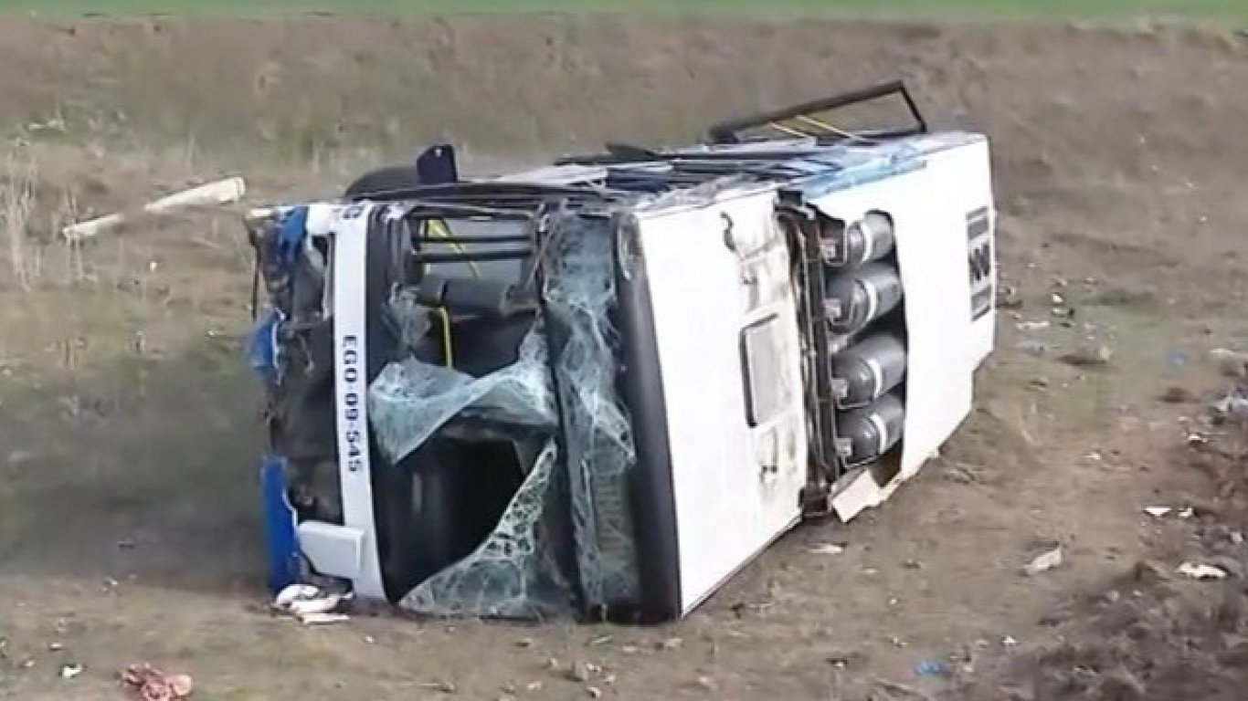 Градски автобус се преобърна в Анкара, 20 души са ранени (видео)
