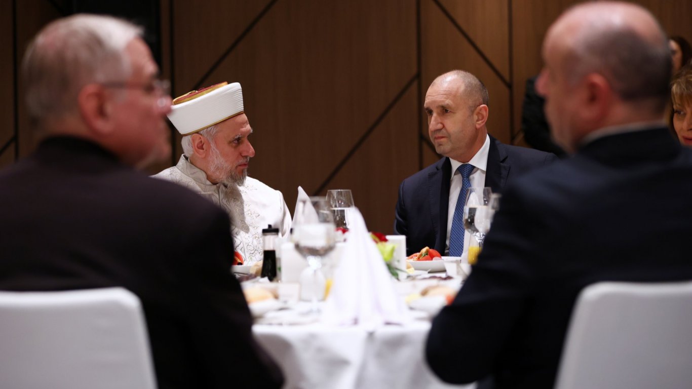 На снимката (от ляво надясно): главният мюфтия Мустафа Хаджи, Румен Радев.