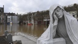 Пет жертви на бурята "Моника" в Югоизточна Франция