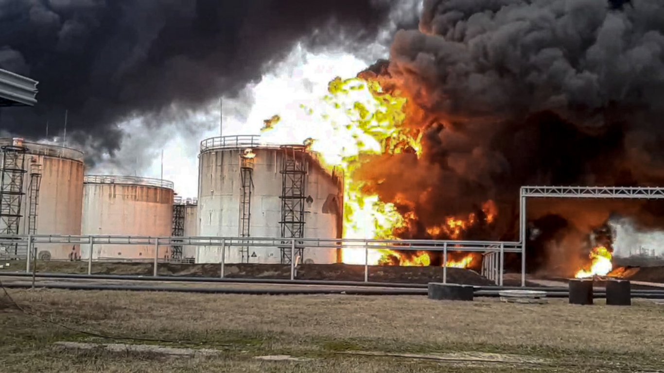 Два петролни склада горят в Русия след атаки с укрински дронове (видео)