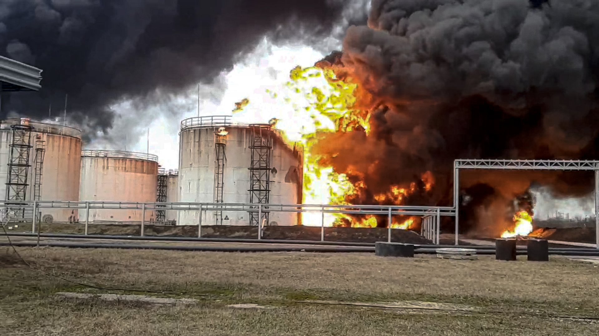 Пожар в петролна складова база в Белгород след украински удар с дрон (снимка архив от 12 март)