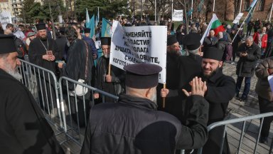 Протест и контрапротест на свещеници и миряни пред Светия синод заради спорна наредба (снимки)
