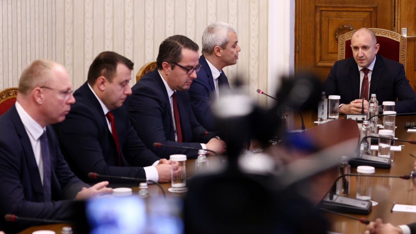 Напрежение на "Дондуков" 2: "Възраждане" и президентът в спор за референдума за еврото 
