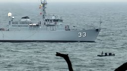 Плаваща мина край варненския плаж Кабакум, противоминен кораб пристигна на място (снимки)