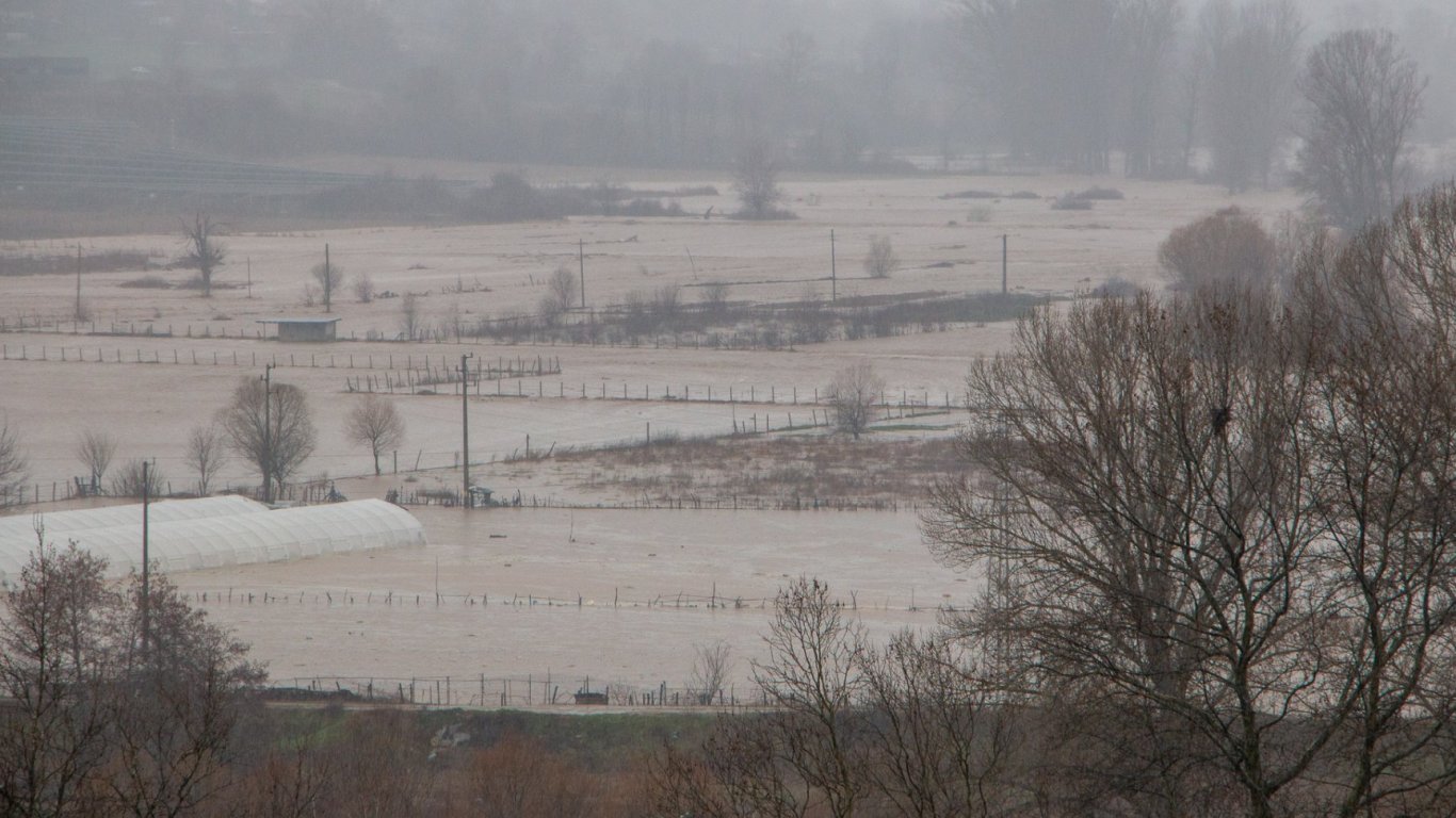 Порой с градушка наводни къщи в Кърджалийско, река излезе от коритото си