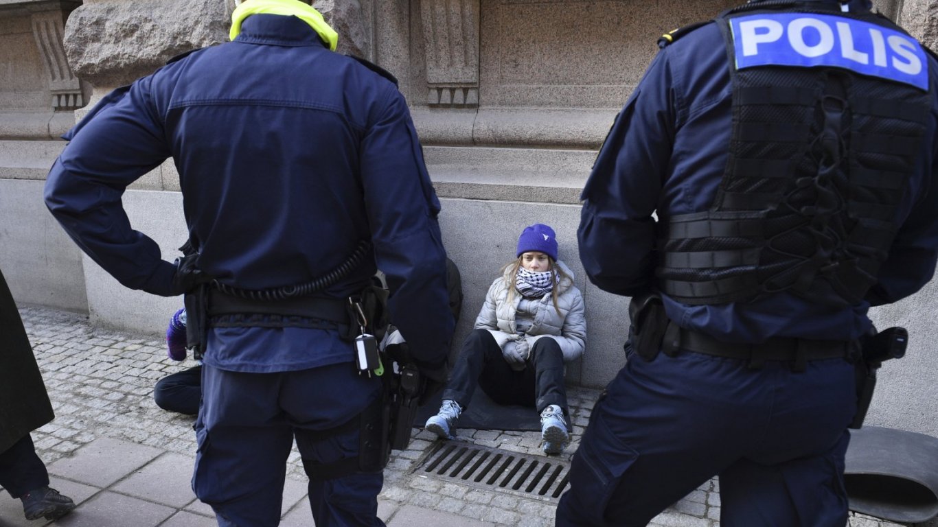 Принудително преместиха Грета Тунберг от входа на шведския парламент и я арестуваха (видео)