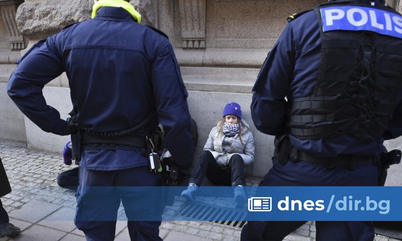 Снимка: AP/БТА Двама полицаи вдигнаха екоактивистката и я извлякоха, след