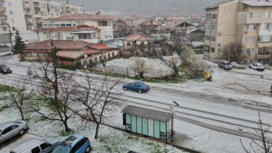 Улиците в подбалканските градове побеляха за минути Градушката бе придружена