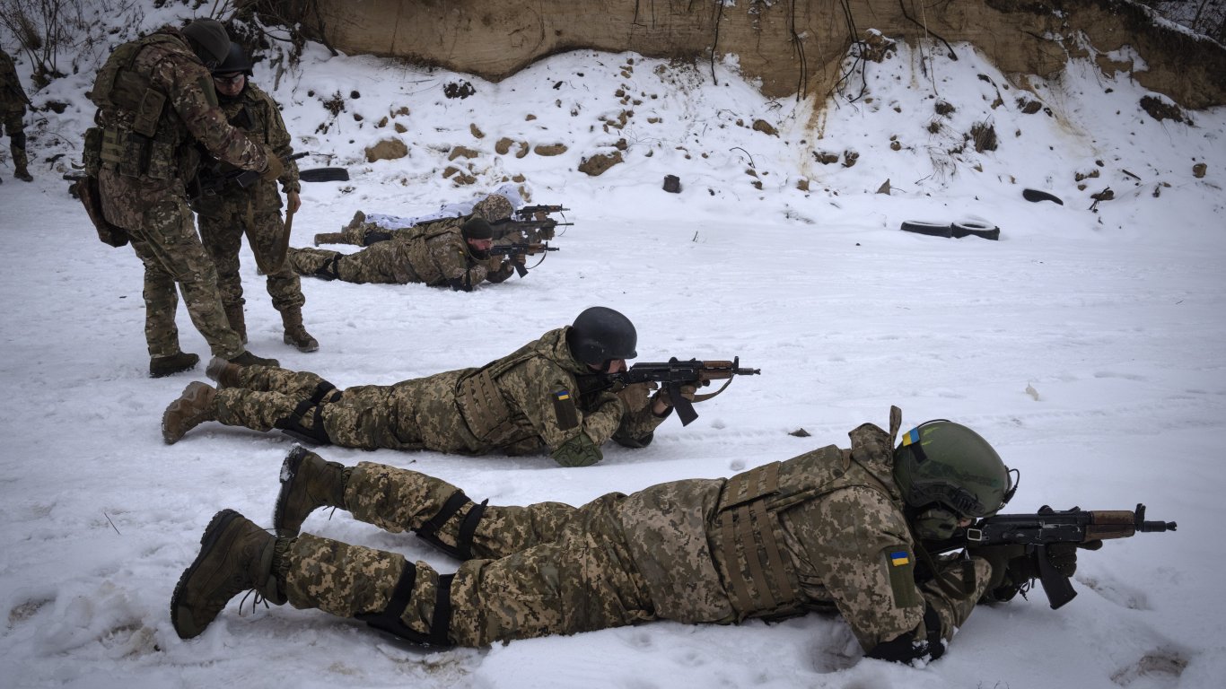 Базирани в Украйна руски въоръжени групировки твърдят, че са нахлули в Русия, Москва отрича
