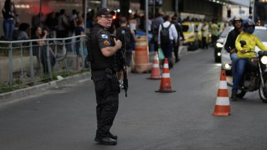 Нападател взе 17 души за заложници в автобус в Рио, рани двама от тях и накрая се предаде 