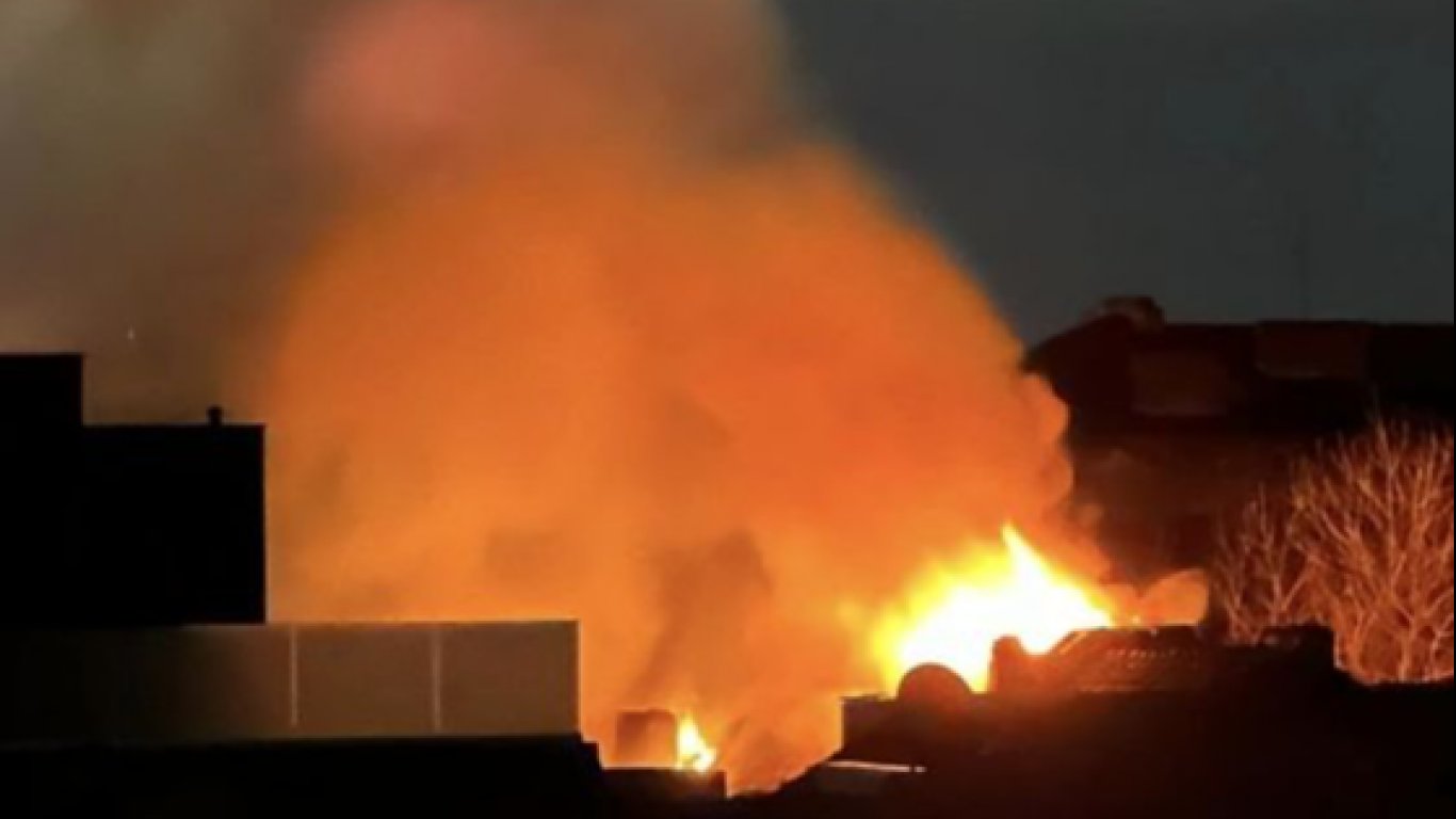 Пет пожарни гасиха покрив в центъра на София