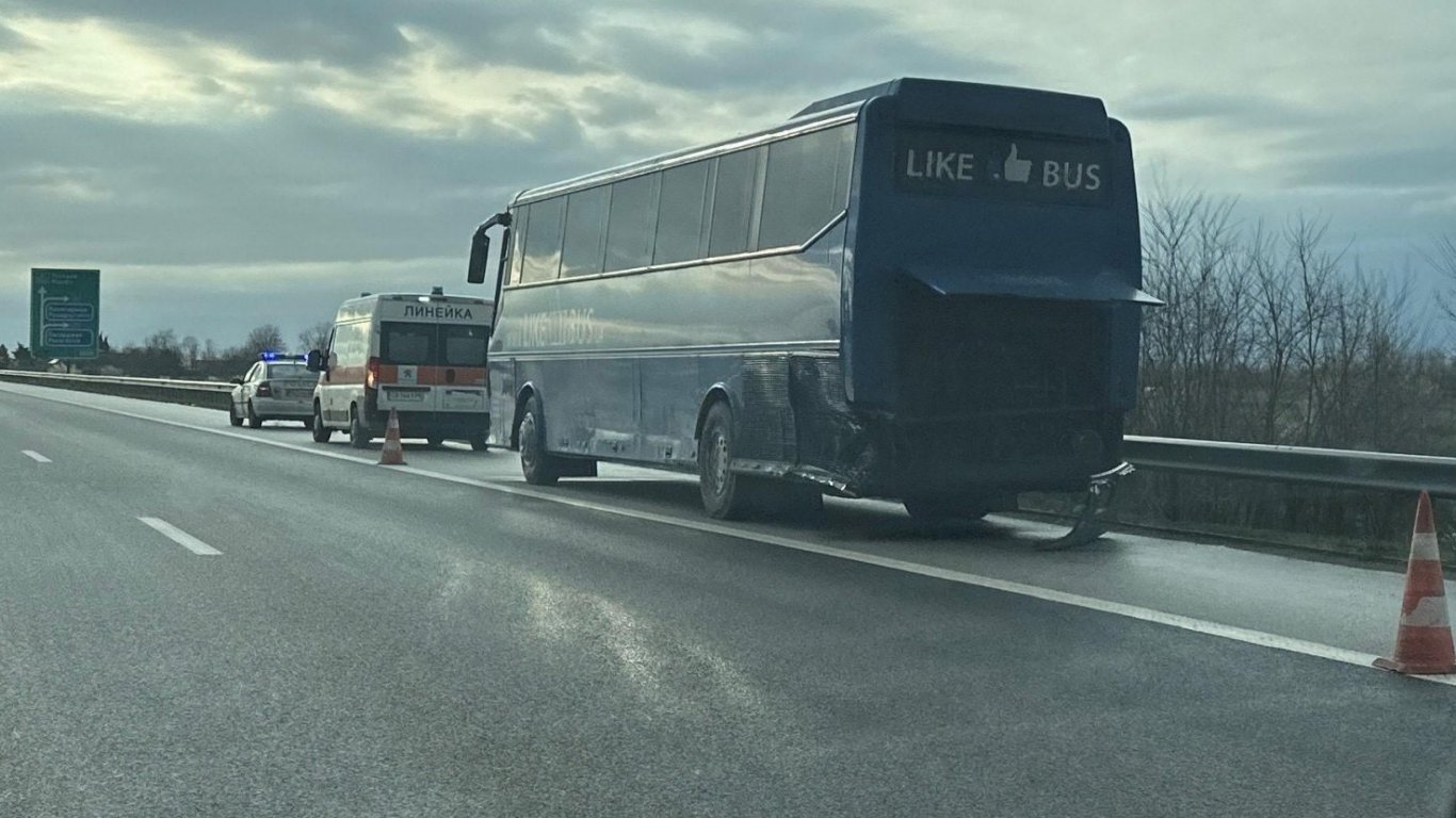 Камион удари автобус с пътници на магистрала "Тракия" (снимки)