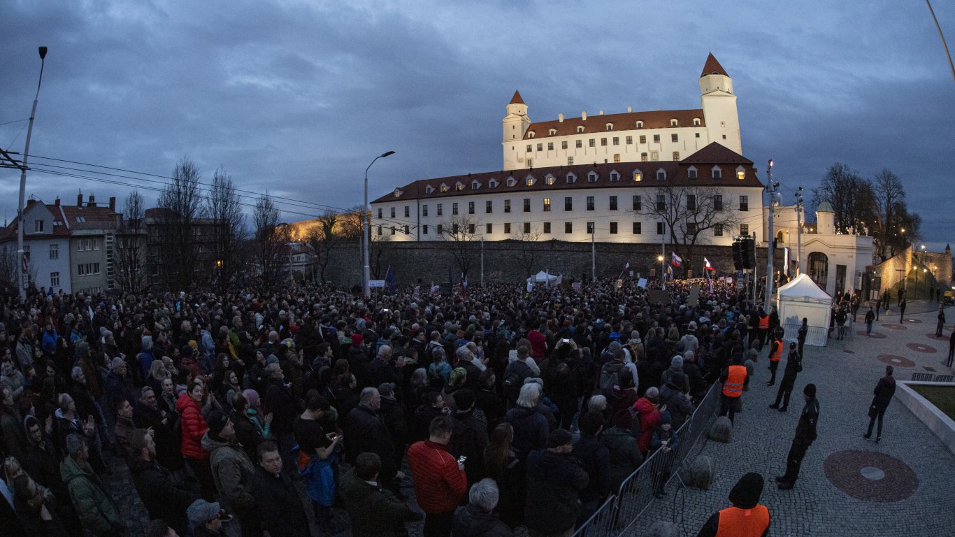 Хиляди протестираха в Братислава против Фицо и за Украйна