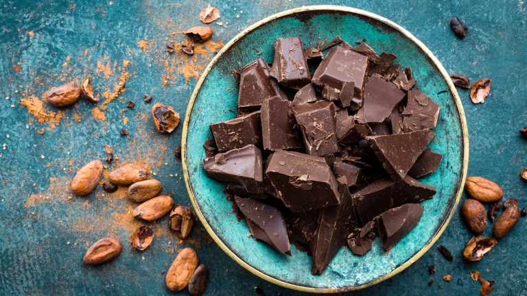 Бъдете здрави и винаги в настроение с парченце черен шоколад