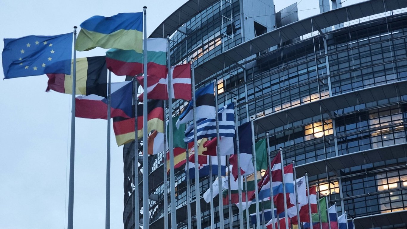 Европарламентът прие първия в света закон, който да ни пази от изкуствения интелект