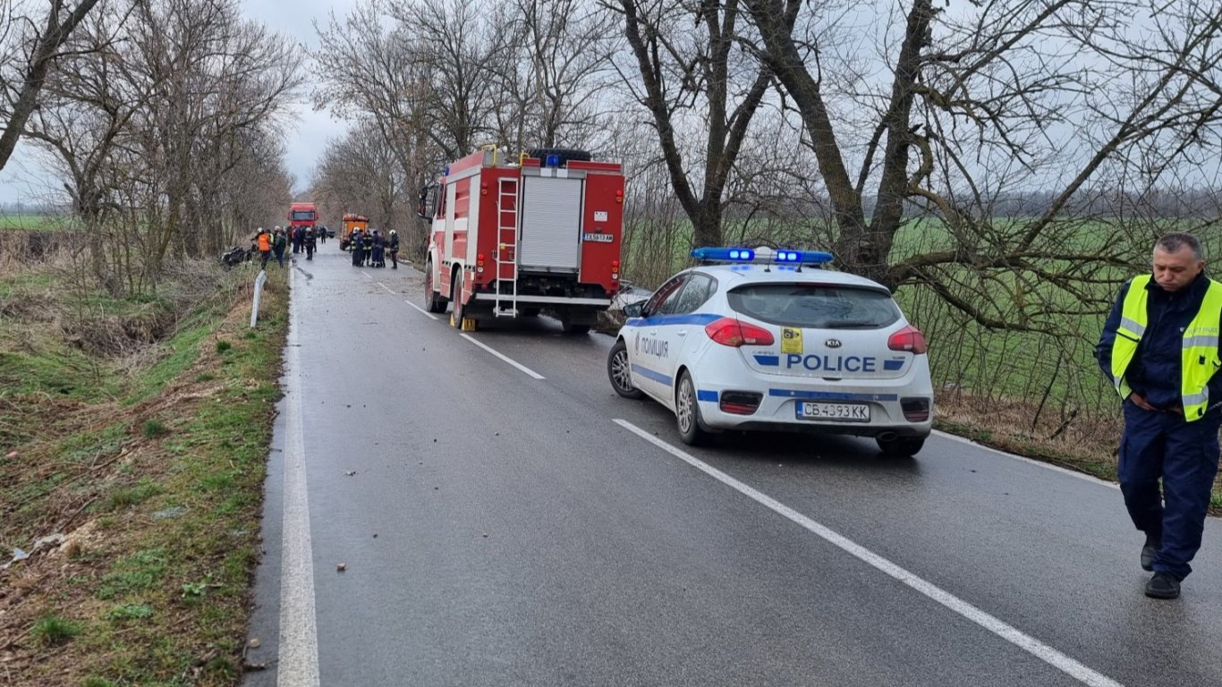 Две жертви и тежко ранена жена при челен удар край Пловдив